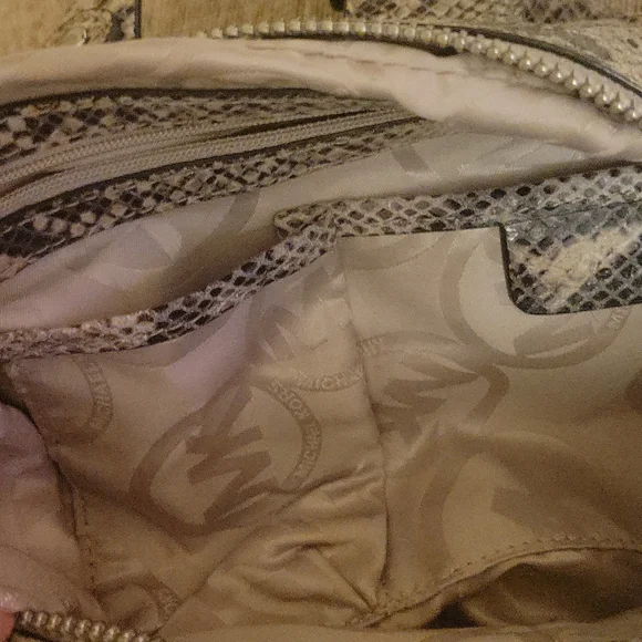 Michael Kors Heidi  Snakeskin Purse 👜 Used once !!! New condition! - Picture 6 of 7